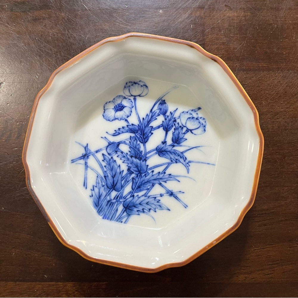 VNTG Toraku glazed blue & white floral design bowl; measures 5” across